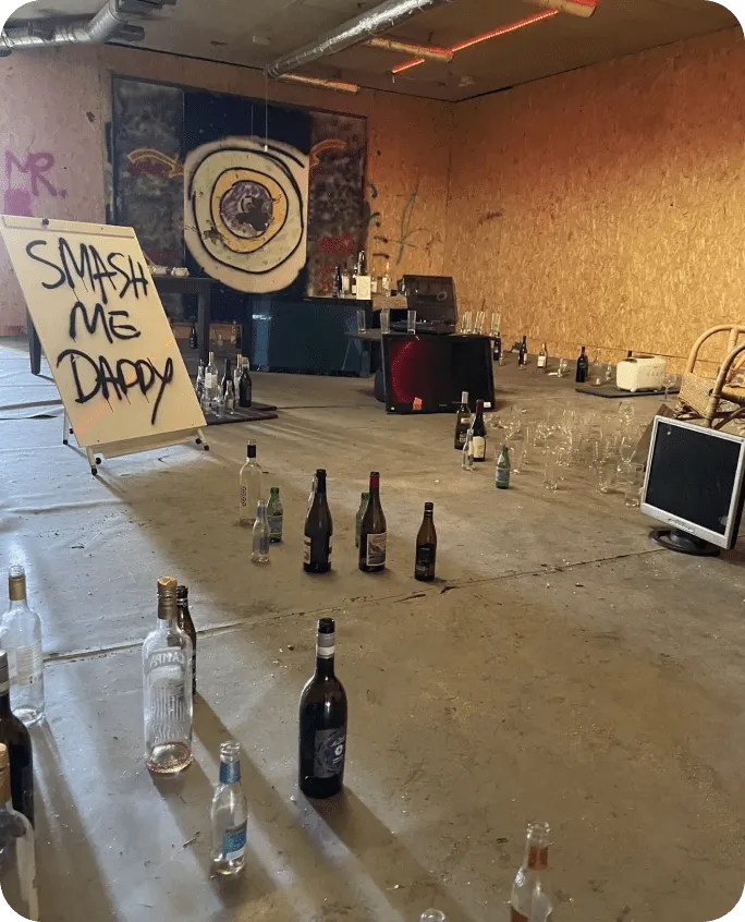 Spiegels, schilderijen en willekeurige breekbare voorwerpen bij The Rage Room Genk.