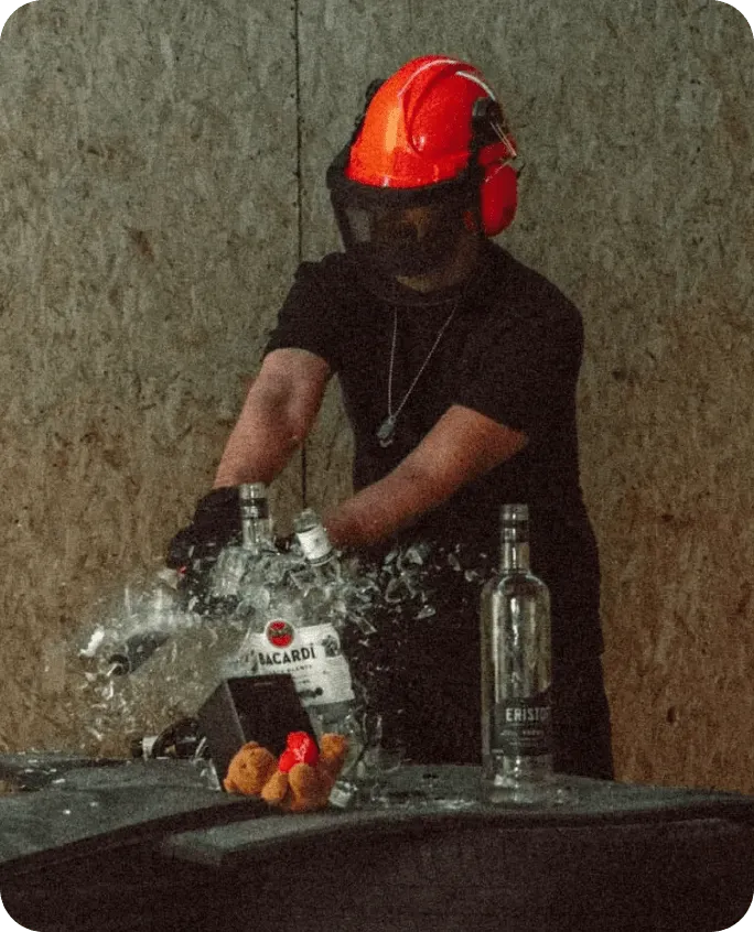 Person smashing items during a rage room experience at Rage Room Genk.