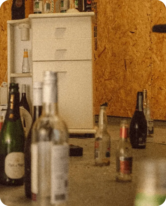 Persoon die voorwerpen kapotslaat tijdens een rage room experience bij Rage Room Genk.