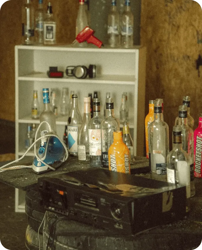 Elektronica, computers en tv’s klaar om kapot te slaan bij The Rage Room Genk.